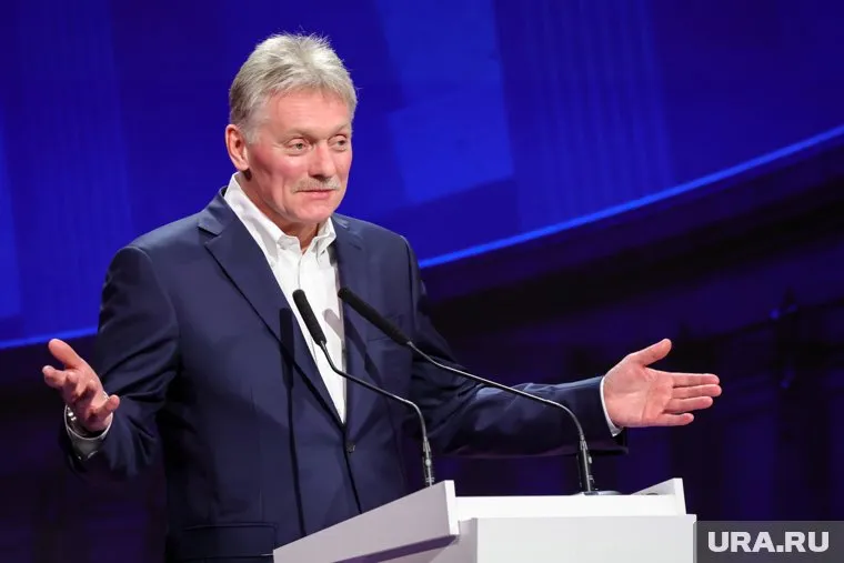 Песков прокомментировал отмену парада ВМФ в Петербурге