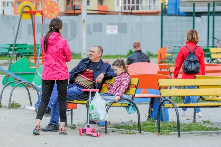 Дворовая площадка с жителями, которые не соблюдают режим самоизоляции. Челябинск