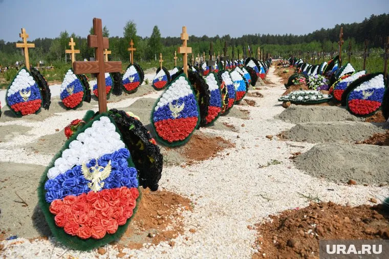 На кладбище, в том числе, хоронят участников СВО