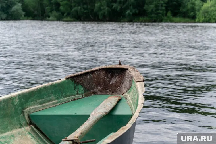 Подросток нырнул в воду и начал тонуть