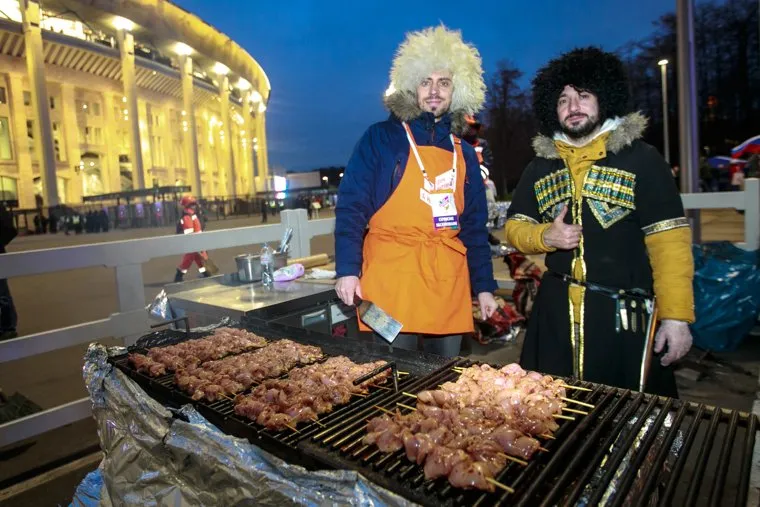 День народного единства. Москва, стадион, национальные костюмы, шашлыки, кавказцы, лужники, лоток, уличная торговля, джигиты