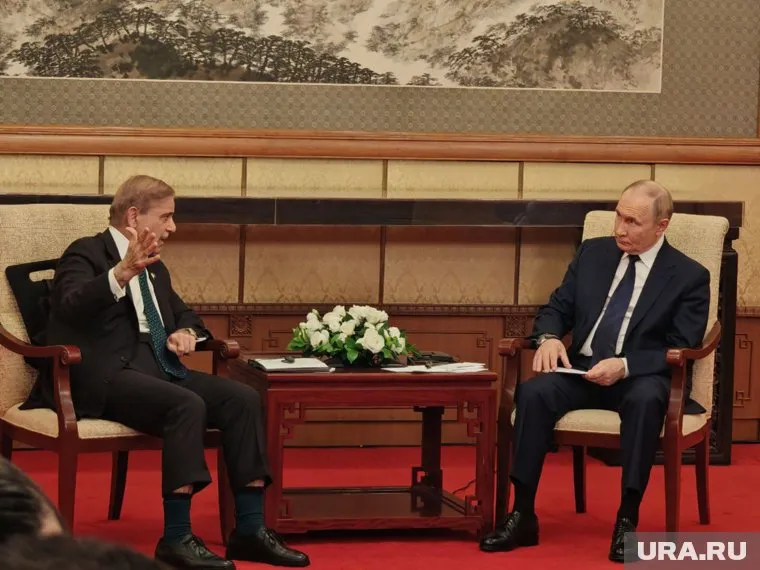 Президент РФ Владимир Путин встретился в Пекине с премьер-министром Пакистана Шехбазом Шарифом