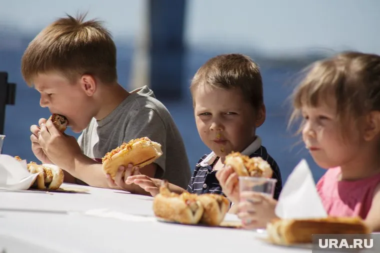 Порой россияне усыновляют детей только из корыстных соображений, сетуют эксперты