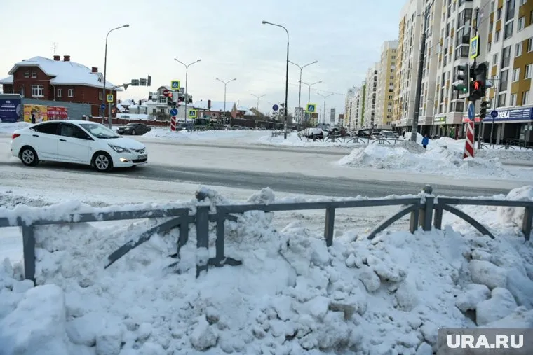 На обочинах дорог в Академическом свалены кучи снега