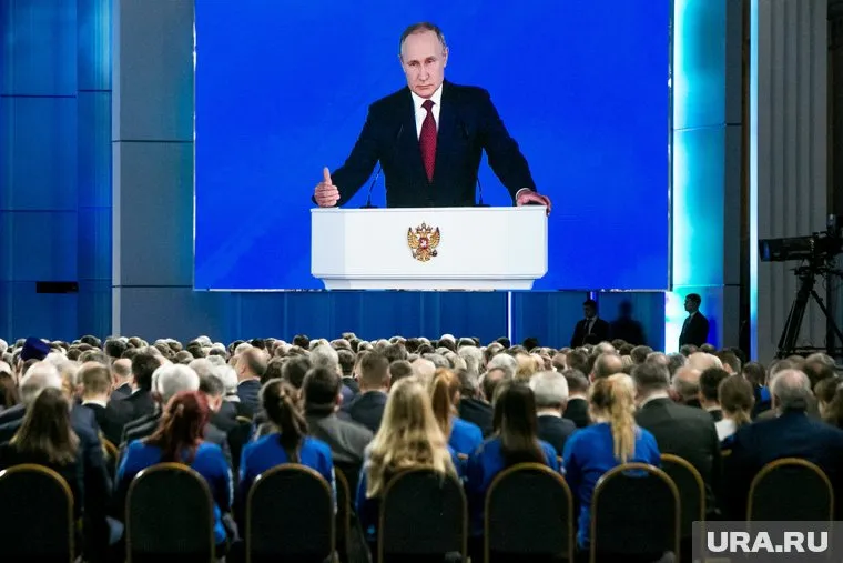 Президент РФ Владимир Путин выступил с заявлением перед россиянами