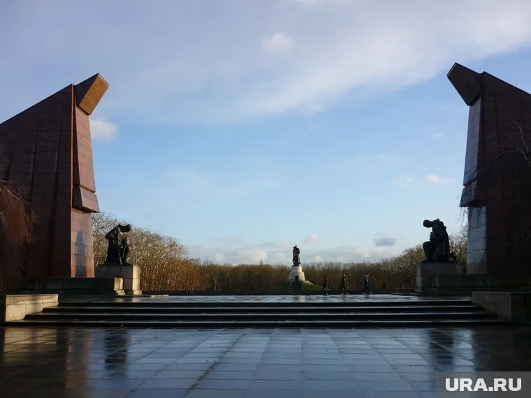 В Трептов-парке (Берлин) находится советский воинский мемориал