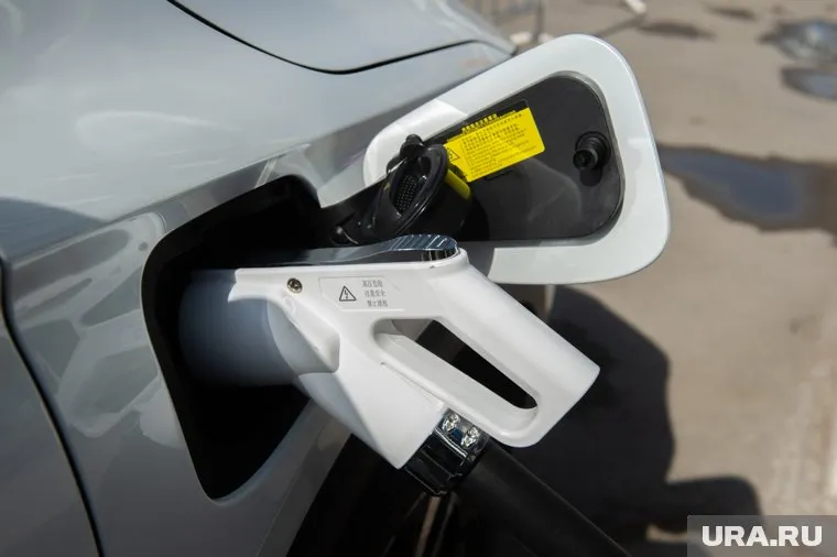 Перед взрывом из электрокара пошел дым