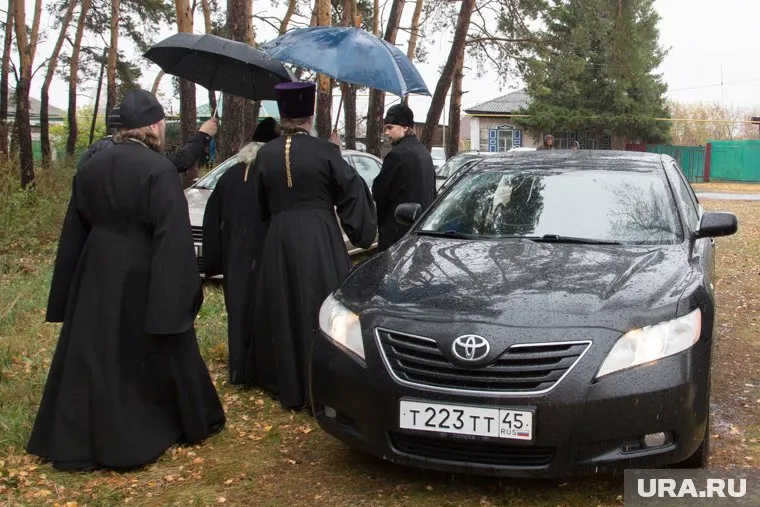 Виталий Милонов хотел бы запретить священникам ездить на дорогих машинах