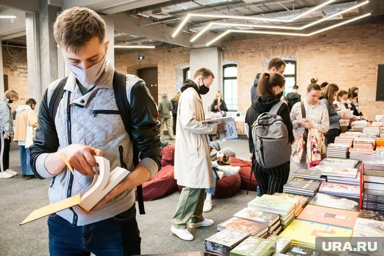 Любители душевных историй и атмосферы книжных магазинов также оценят роман «Служба доставки книг»