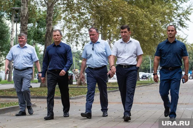 Евгений Куйвашев (справа) не считает, что поправки в Устав так уж важны