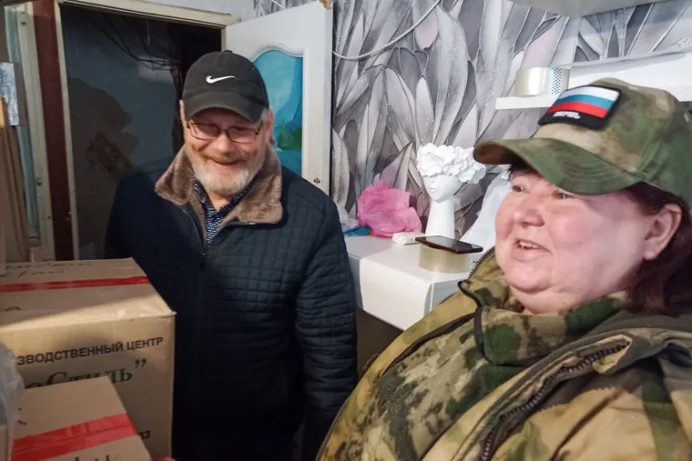 Елена Шкляева (Мамлена) и волонтеры "Русского мира" за погрузкой гуманитарной помощи в зону СВО. Пермь