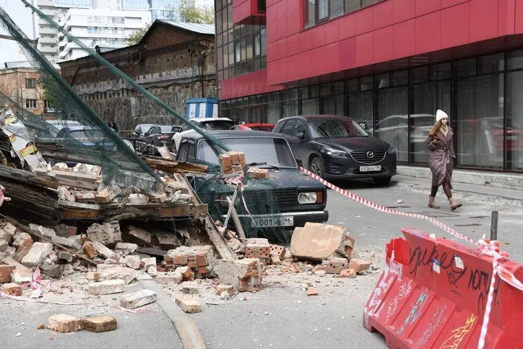 Последствия обрушения старого здания на Радищева. Екатеринбург 
