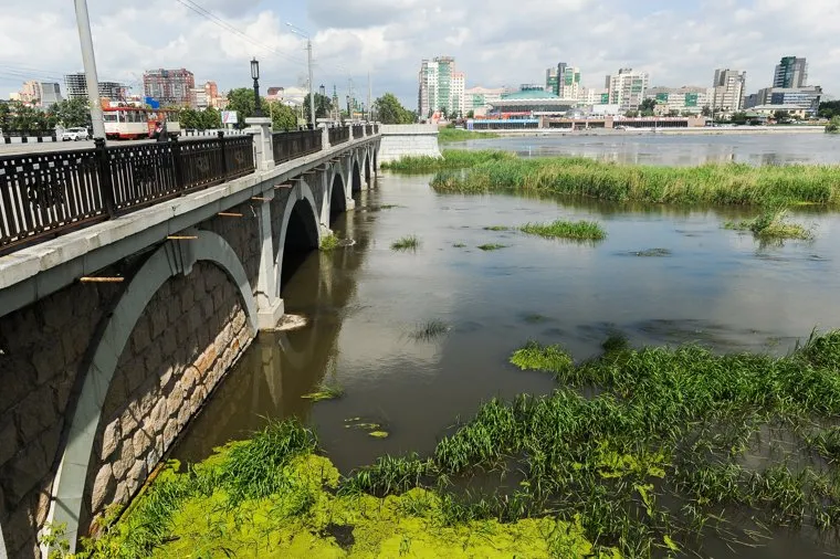 Места под объекты ШОС и БРИКС. Челябинск, река миасс, троицкий мост со стороны филармонии