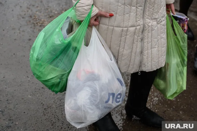 Ритуал с чтением заклинания горящему пакету из магазина провели молодые люди в одном из районов Тюмени