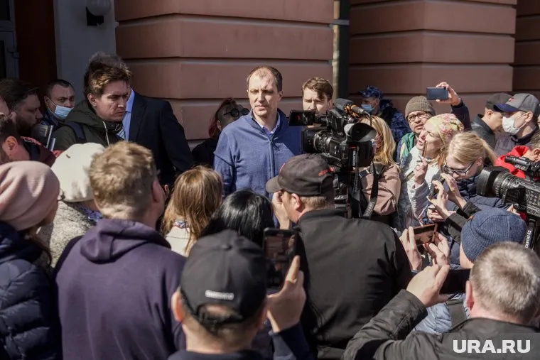 Константин Левушкин сказал вкладчикам, что он, как и они, остался без средств после закрытия банка