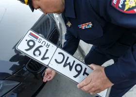 Екатеринбуржцы не могут поставить авто на учет — им приходится ехать в другой город