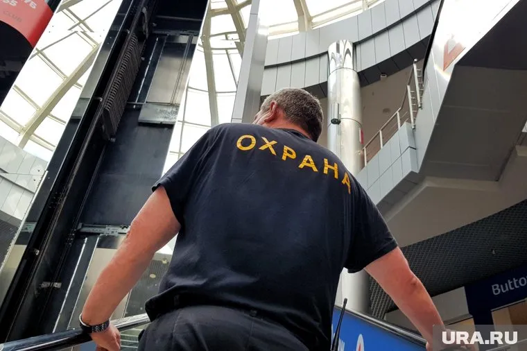 Охранник заломил школьнику руки и ударил между лопаток