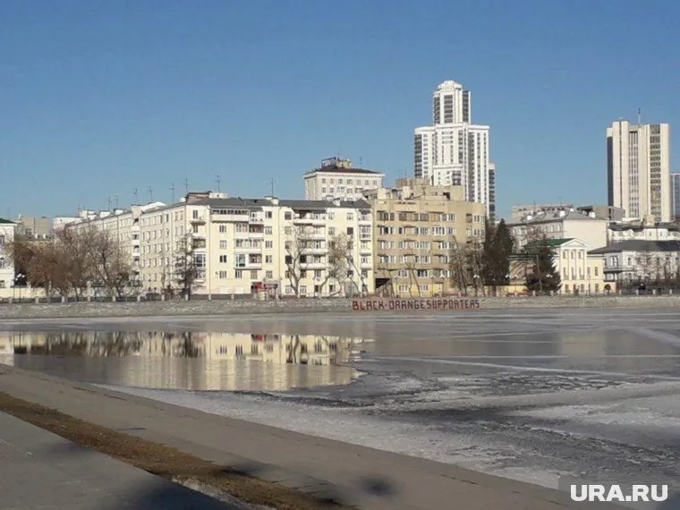 Утром горожане заметили надпись на гранитной плитке