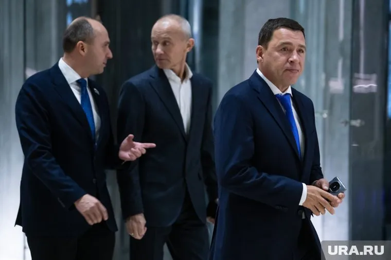 Евгений Куйвашев (справа) заявил, что первичкам нужно быть активнее