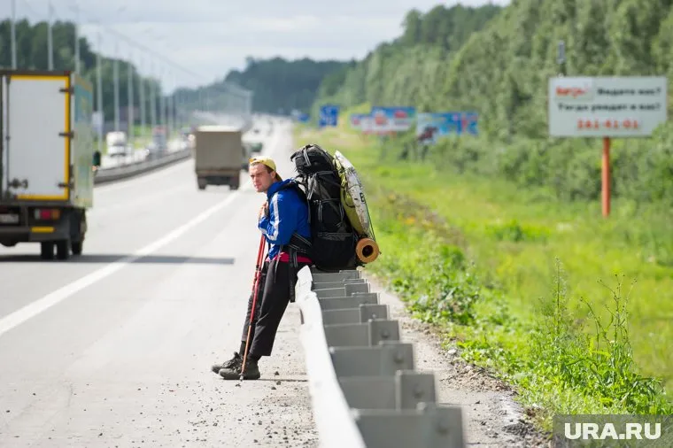 Автостопщикам лучше выбирать одежду ярких цветов, считает Олег Приходько (архивное фото)