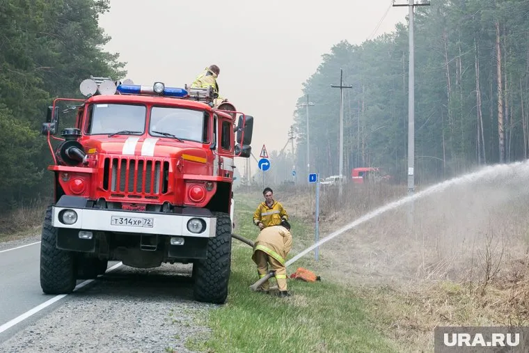 Пожарные тушат автобус на трассе Курган—Тюмень (фото из архива)