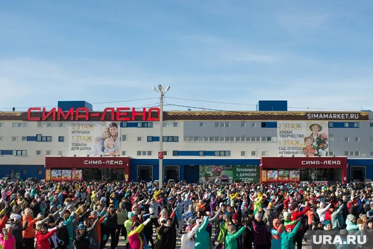 В съемке ролика приняли участие несколько тысяч человек