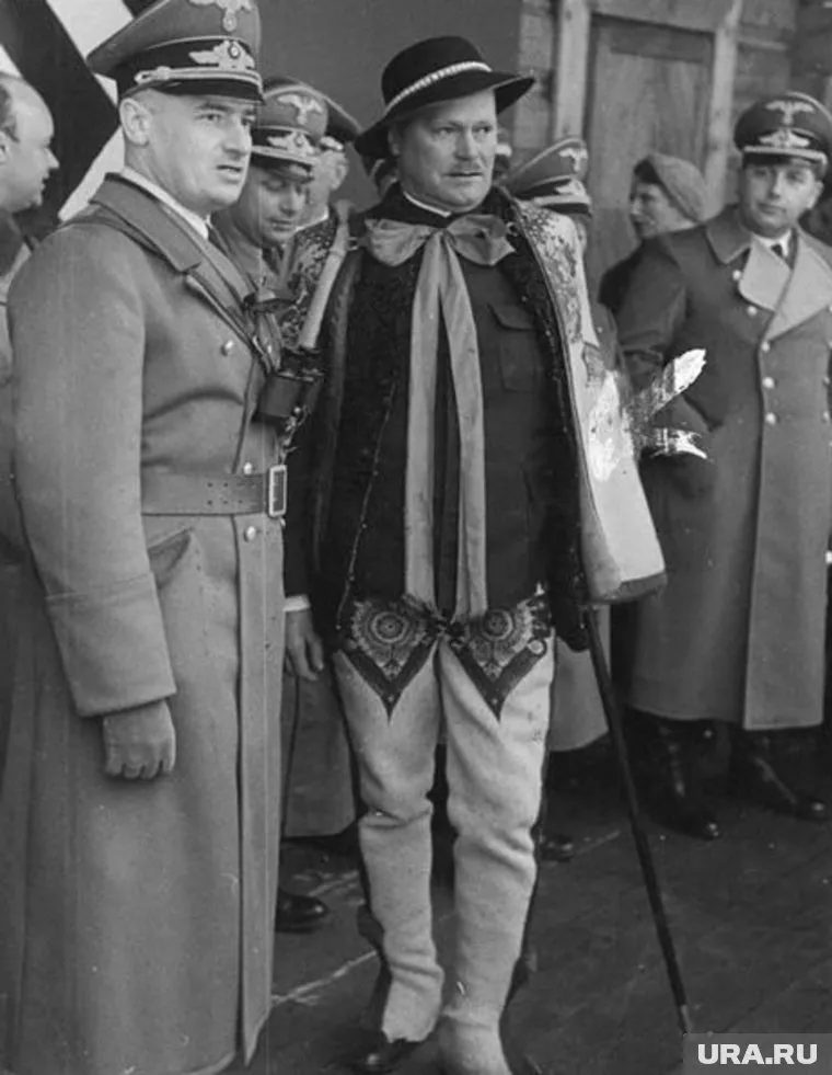 Ганс Франк (слева) стал одним из тех, кого лишили звания почетного доктора наук