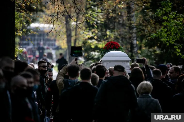 Максима Марцинкевича хоронят в белом гробу