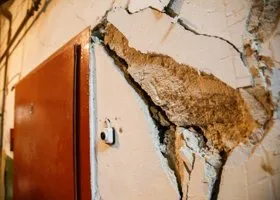 Жители треснувших новостроек в Новом Уренгое не смогут вернуться в свои квартиры