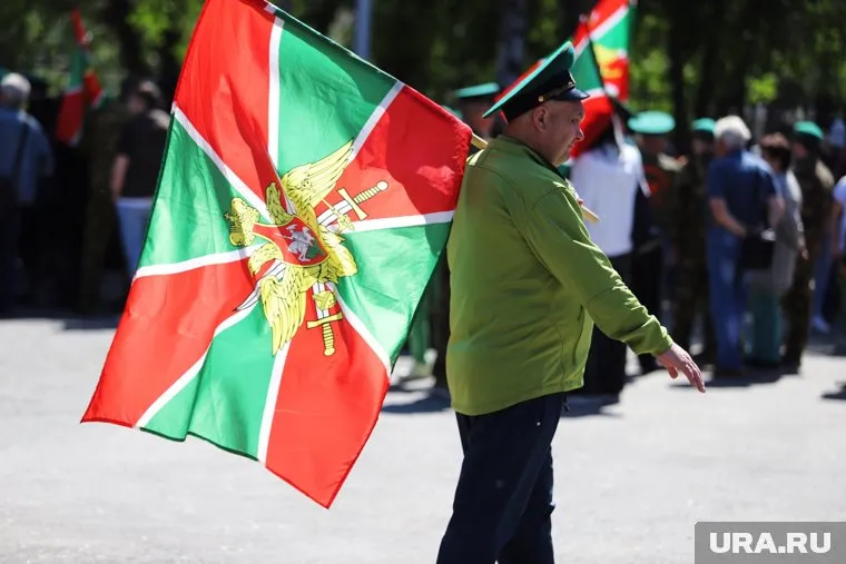 В Салехарде прошел торжественный митинг, в Тарко-Сале пограничники получили медали