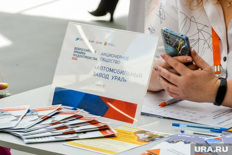 На ярмарке трудоустройства в Салехарде консультировали по мерам поддержки для предпринимателей и соискателей