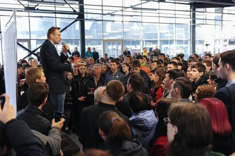 Алексей Навальный встретился с волонтерами своего штаба, выступил на митинге против Томинского ГОК и провел пресс-конференцию для журналистов. Челябинск, навальный алексей