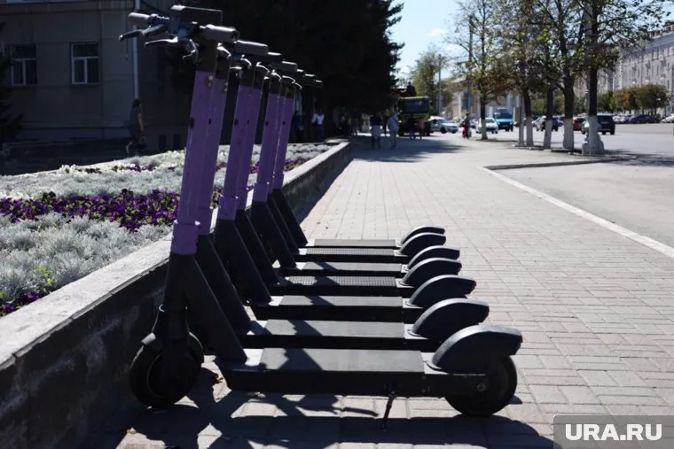 Прокат самокатов недоступен в районе площади Ленина в Кургане (архивное фото)
