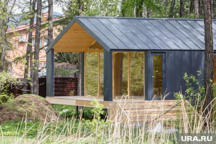 Дом построили в поселке в окружении леса
