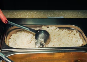 «Ели голый рис руками и сбивались в коалиции»: тюменец — о выживании на шоу ТНТ в Стамбуле