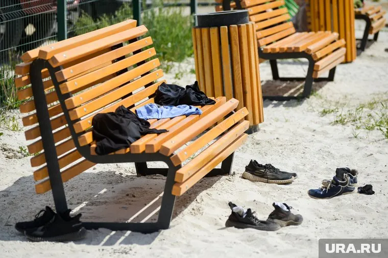 Скамьи установили в считанных сантиметрах от дороги