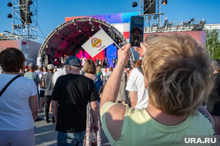 Мужчина сделал предложение девушке в День молодежи