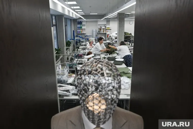 Shishkin Uniform Atelier никак не пострадает от украинских санкции, заявил создатель бренда Дмитрий Шишкин