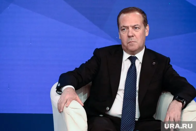 Запад намерен разделить мир, заявил Медведев