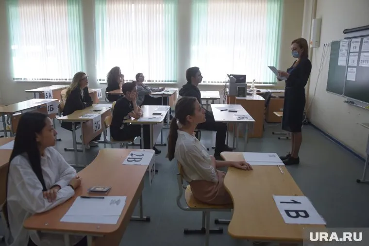 Девушка сдавала ЕГЭ по химии