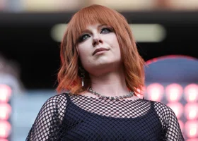 Юлия Савичева появилась в необычном наряде на премии «Жара»