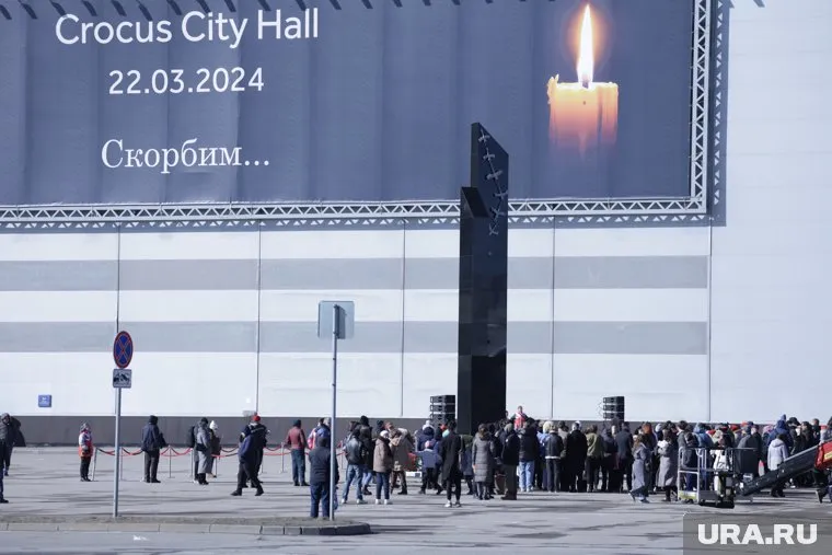 Люди пришли почтить память погибших в теракте в «Крокусе»