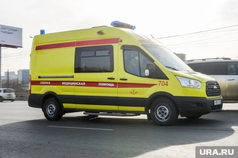 Медики перевозили пациента, когда автомобиль скорой помощи опрокинулся