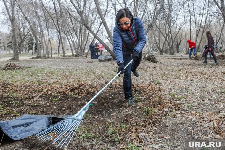 Наталья Котова приняла участие в традиционной уборке города