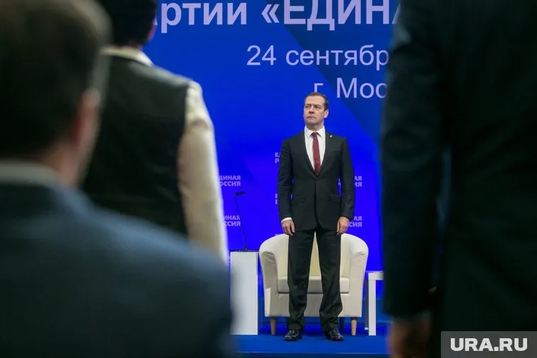 7 мая стало последним рабочим днем для Дмитрия Медведева на посту премьера. 8 мая станет первым рабочим днем для Дмитрия Медведева на посту премьера