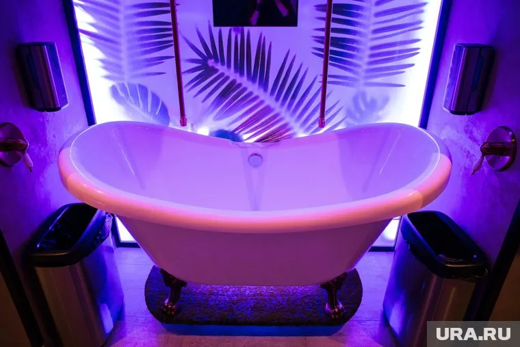 Ранее Филиппов уже проезжал в ванной по Екатеринбургу