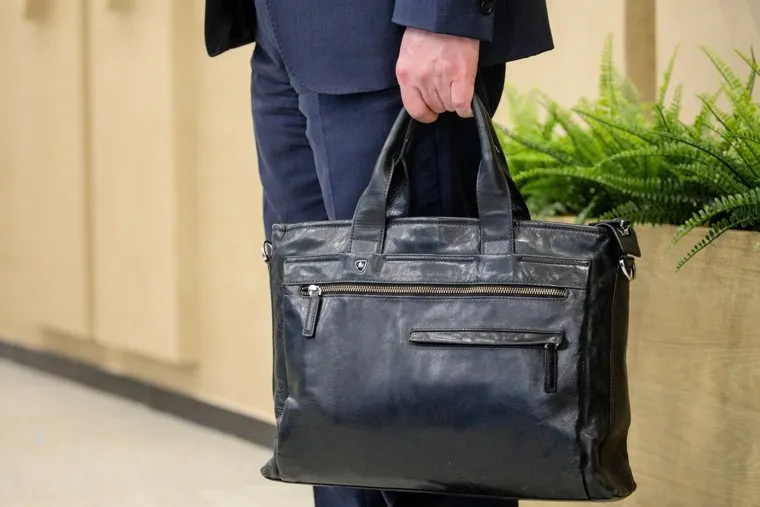 Чиновник, бизнесмен, портфель. Москва