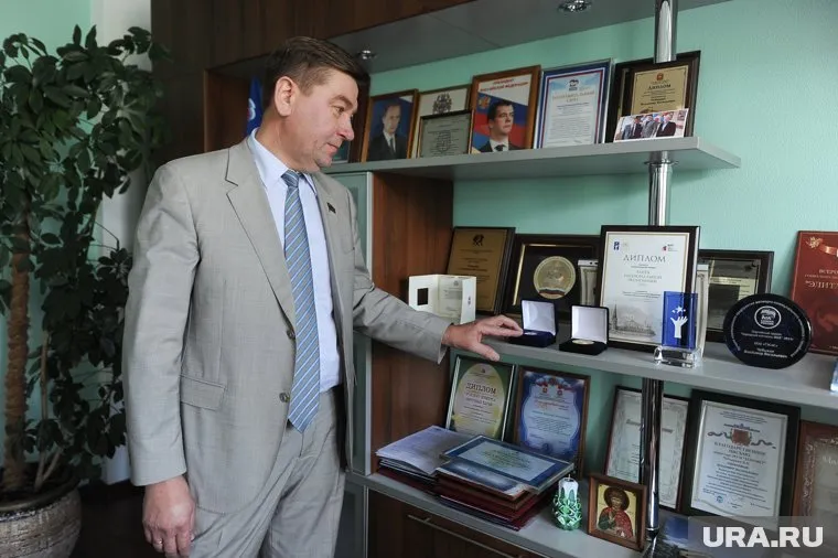 Депутат ЗСО Владимир Чебыкин в рабочем кабинете в ООО «ТЭСИС»