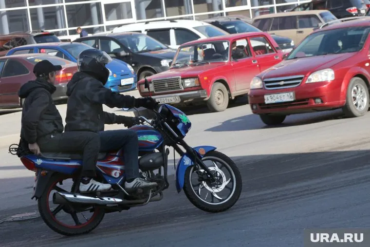 Мотоциклисты бросили взрывчатку в офисное здание, сообщает турецкое издание