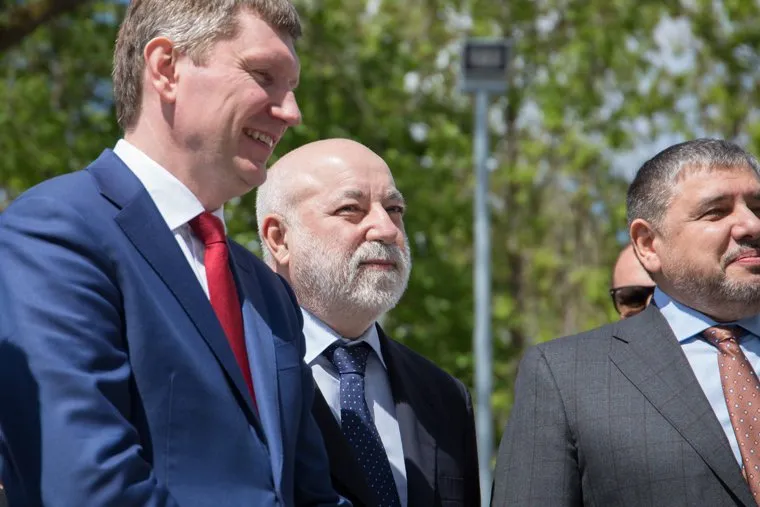 Торжественное открытие памятника актеру Георгию Буркову. Пермь , вексельберг виктор, решетников максим, люксенберг виктор